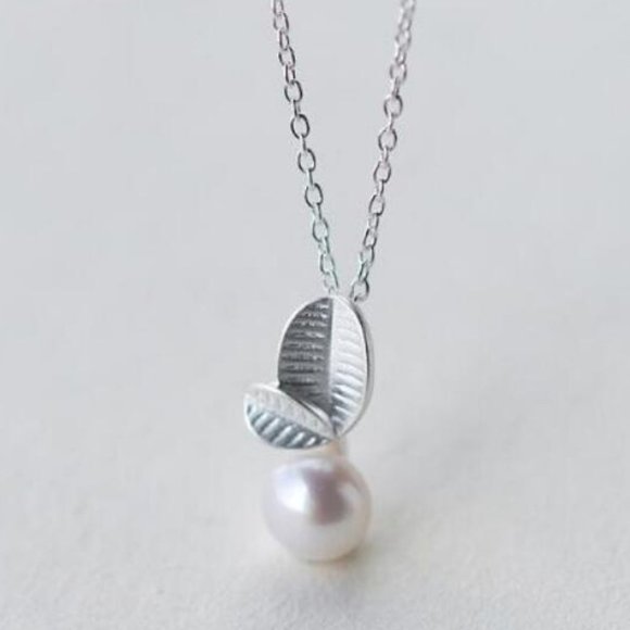 *NEW 925 Sterling Silver Pearl Leaf Necklace - Picture 1 of 4